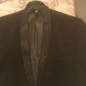 Men’s H&M black with leather collar blazer size 44R.